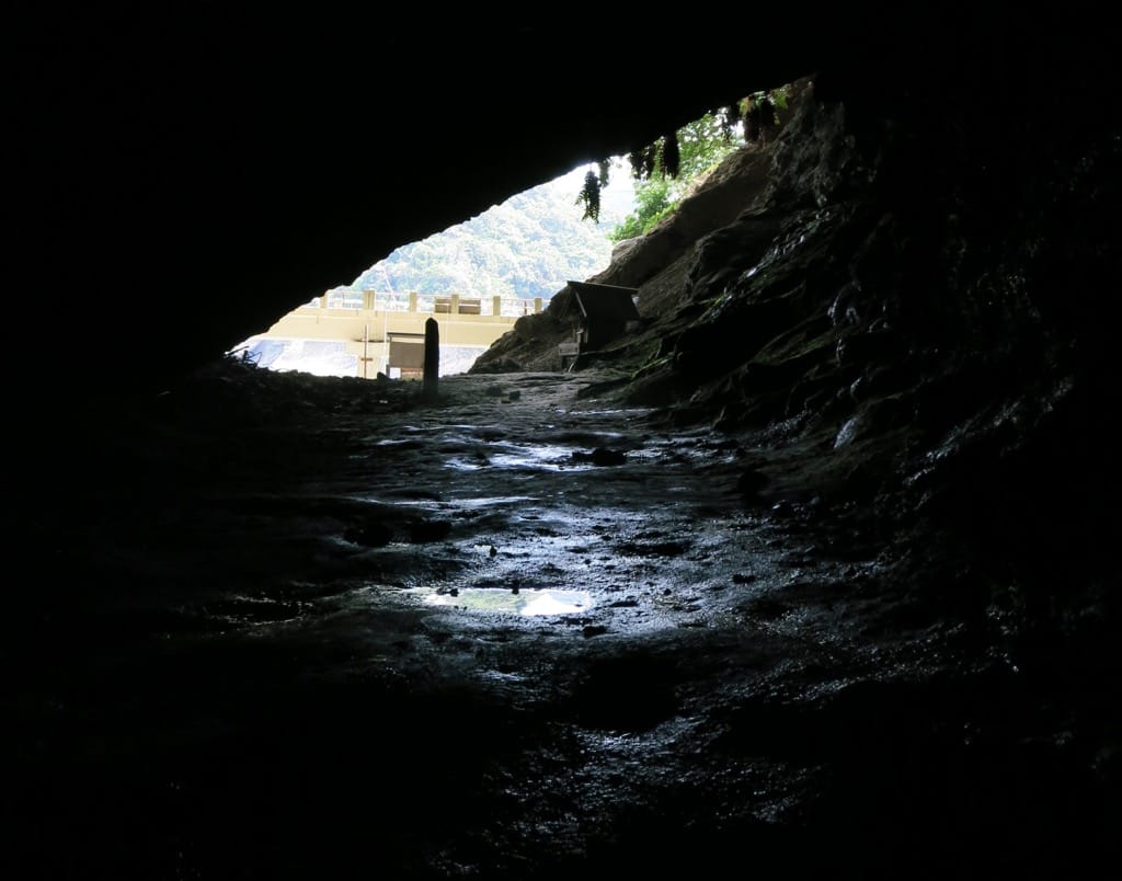 南洋ゴホウラ貝の腕輪（縄文時代の）が出土した猪目の洞窟（出雲市）、出雲国風土記が記す黄泉の穴とされる