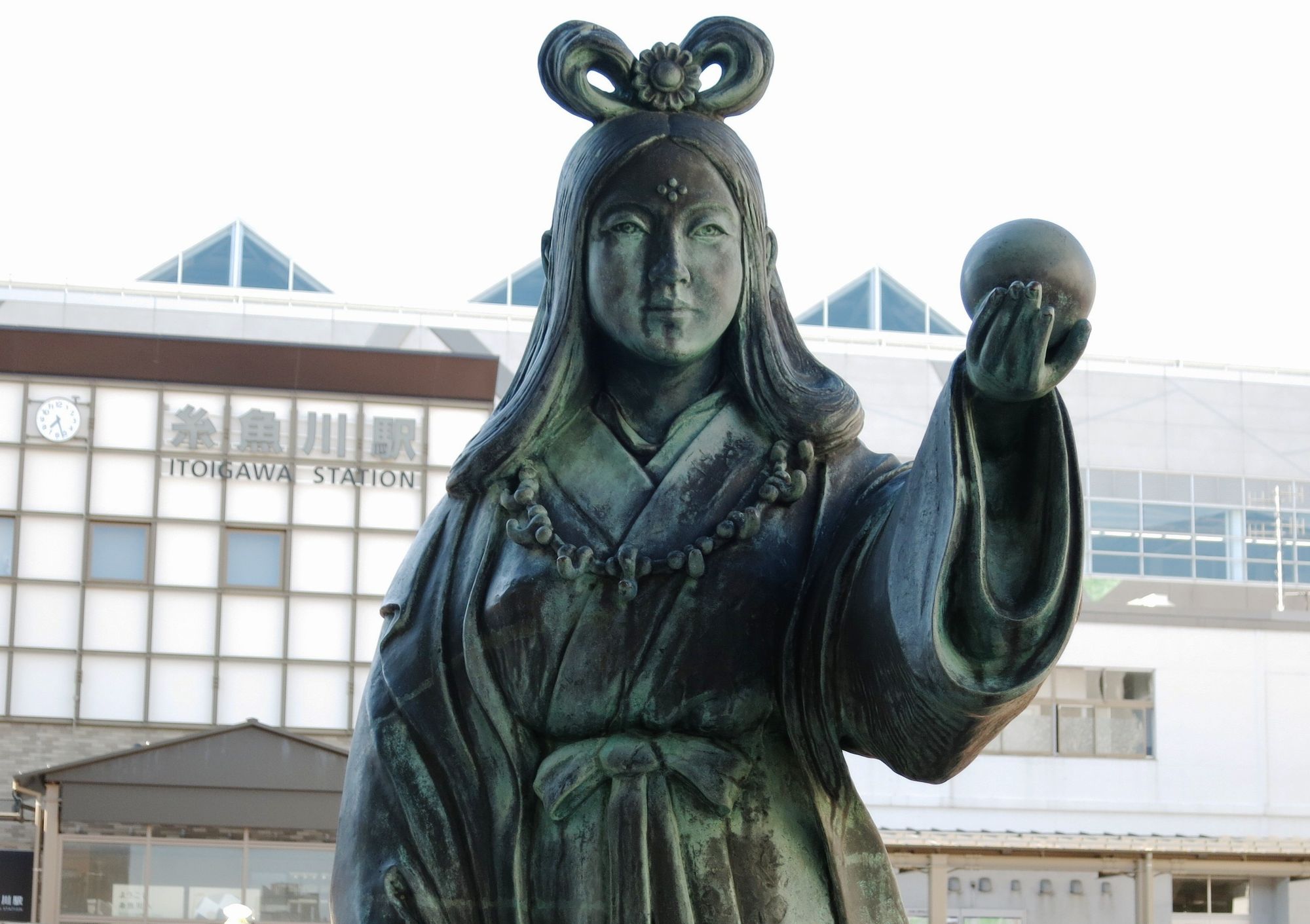 JR糸魚川駅前に立つヌナカワヒメの像