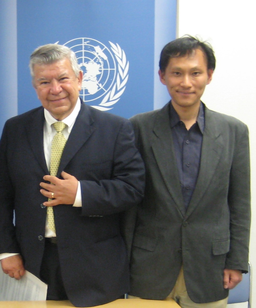 国連人権理事会ブスタマンテ特別報告者と（国連広報センター記者会見後）2010年3月