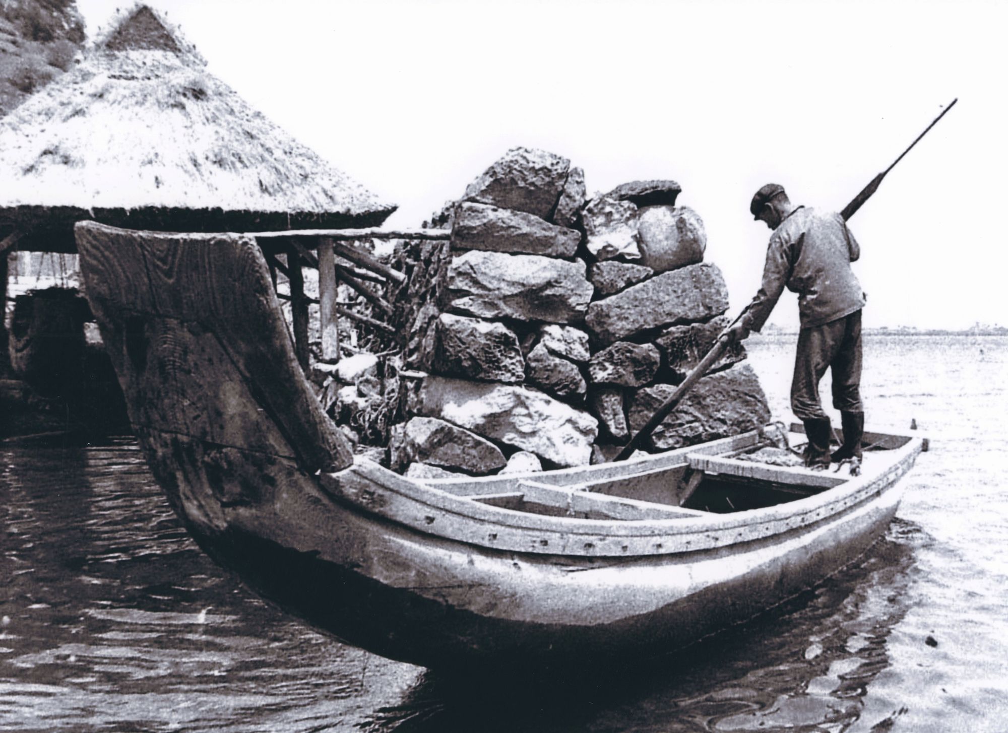 赤貝（サルボウガイ）採りに使われていた中海のソリコ舟rs（1963年、松江市大海崎町で伊藤栄一さん撮影）.jpg