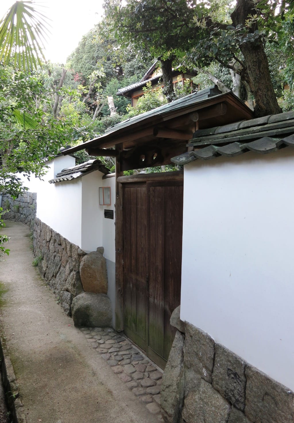 宿泊施設として再生された出雲屋敷（尾道市東土堂）の江戸時代以来の白塀